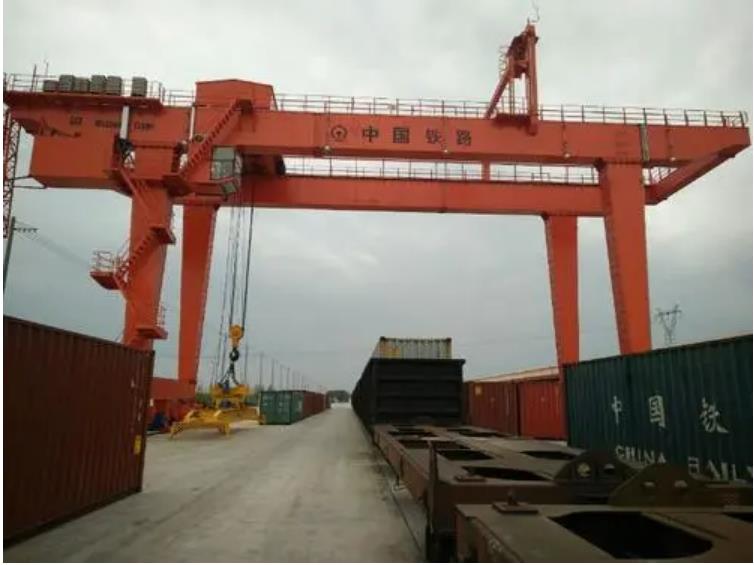 鐵路貨場(chǎng)門式起重機(jī)由來(lái)