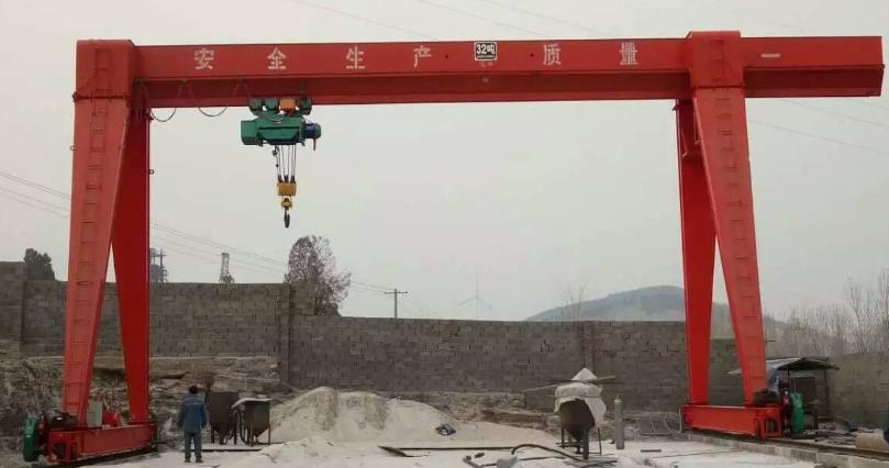 安裝門式起重機(jī)時(shí),我們?cè)撊绾握艺?></div> <div id=