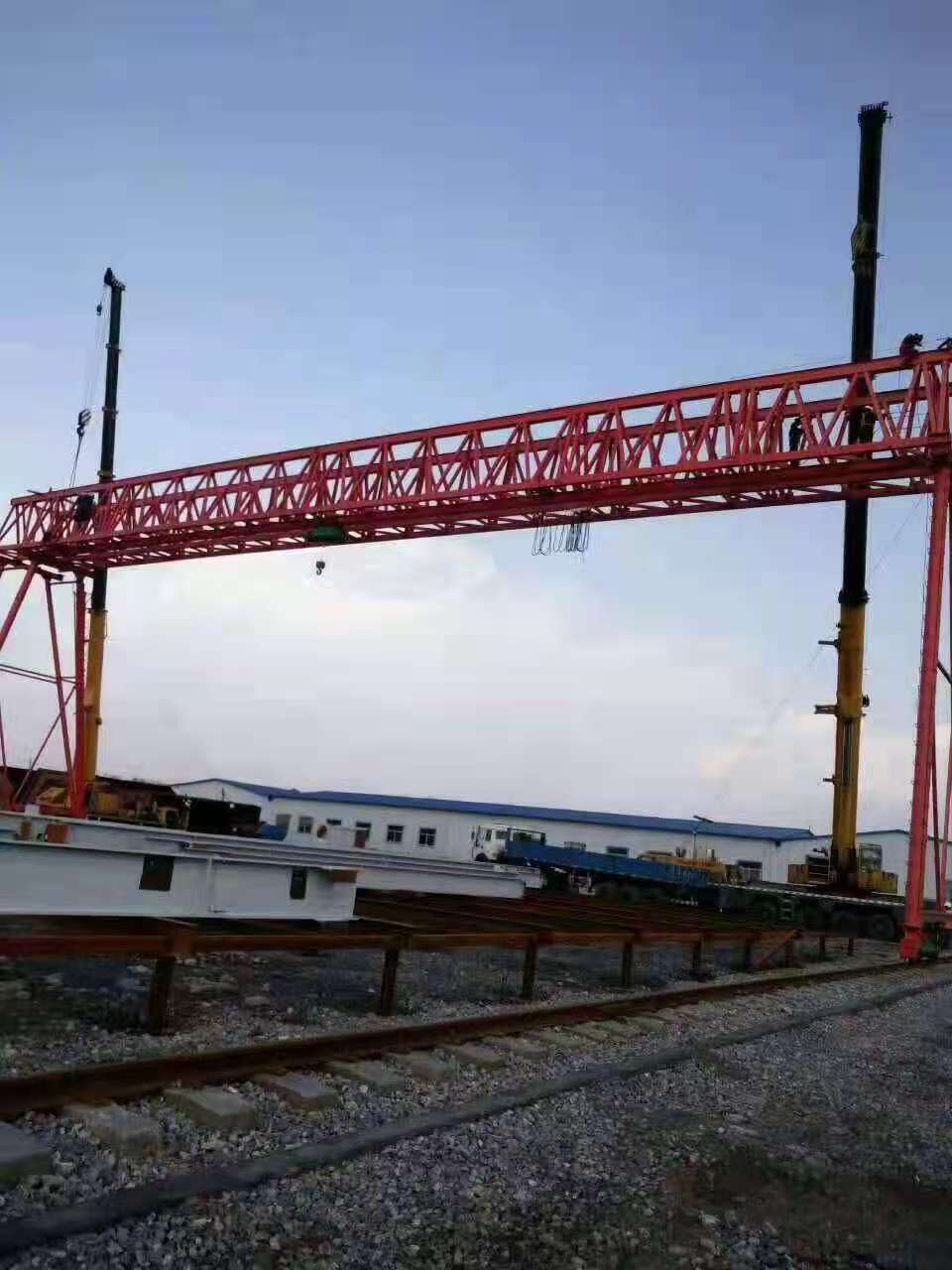 為什么龍門吊還需要做地基?當(dāng)?shù)孛嫫露缺容^大時(shí)，我們?cè)撛趺醋鳊堥T吊地基?