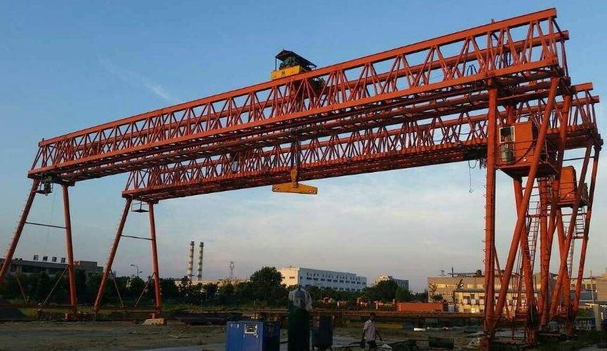 MG80/10T龍門吊在裝卸物料時應(yīng)注意什么？廠家給您解答