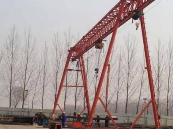 龍門吊門式起重機作業(yè)時如何確保下方人員的安全？